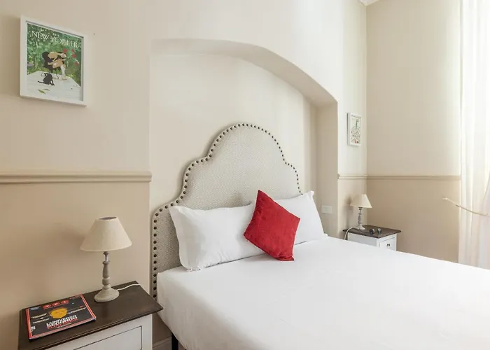 Charming With Patio A Few Steps From Colosseum Apartment *